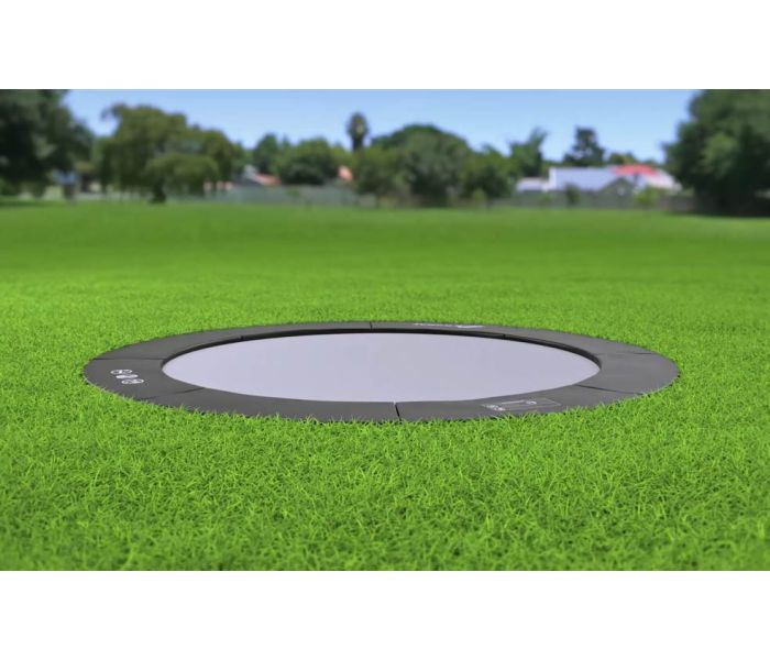 Flatground Trampoline Primus Black 360 cm in het gras